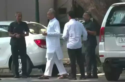 सोनिया गांधी से मुलाकात करने सीएम गहलोत पहुंचे 10 जनपथ